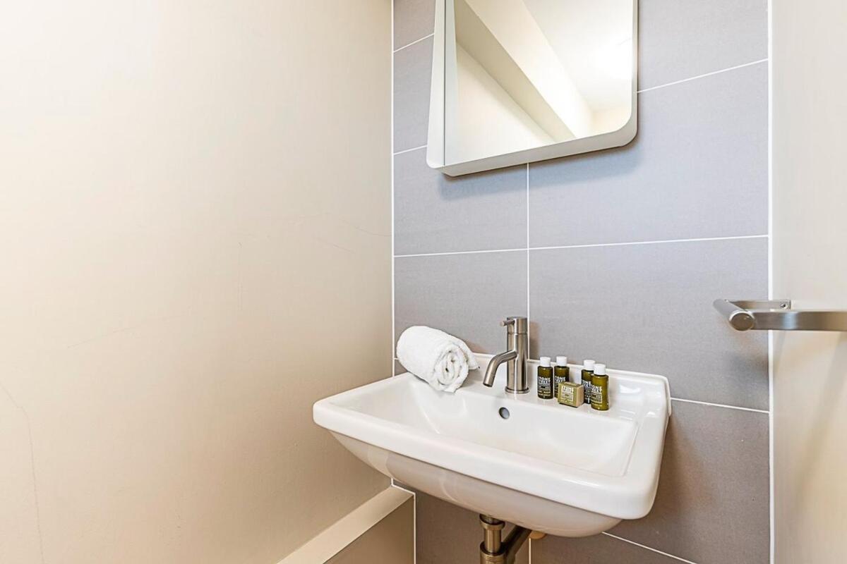 Relay With Balcony Apartment London