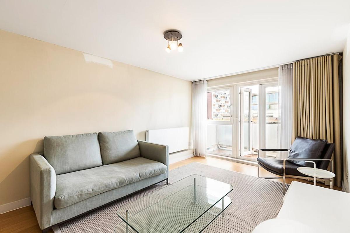 Relay With Balcony Apartment London